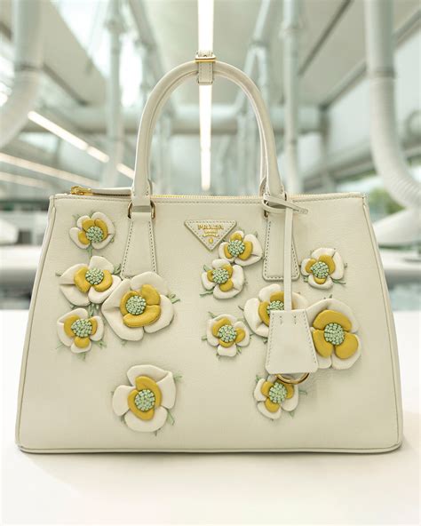 borsa prada con fiori|Prada Galleria: la borsa omaggio a Milano si reinventa, ancora .